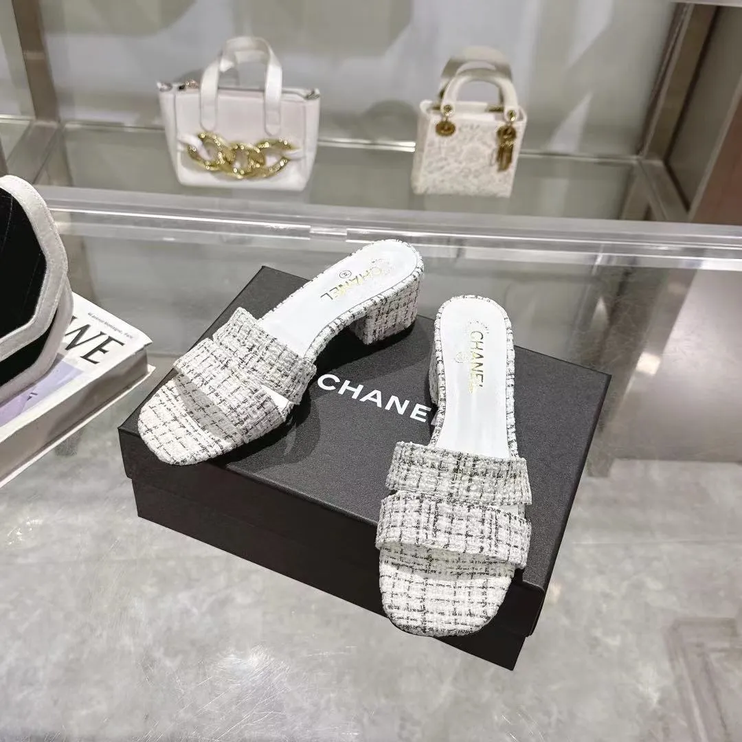 👟👟Ex-factory price 520👟👟 𝐂𝐇𝐀𝐍𝐄𝐋★Xiaoxiang New Spring and Summer Products Counter new sandals, electric embroidered Lingge’s classic elements that will never fade away 💋Showing a unique style, too beautiful to say, a must-have in summer... Upper: imported sheepskin/knitted fabric Lining: mixed sheepskin Heel height: 5cm Outsole: Italian leather outsole Shoe size: 35-39 (customized items of 40, 41 and 42 are not returnable or exchangeable)